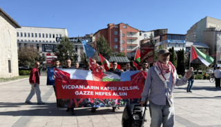 Erzurum'da sağlık&ccedil;ılar Gazze i&ccedil;in sessiz y&uuml;r&uuml;y&uuml;şlerini 136. haftada s&uuml;rd&uuml;rd&uuml;