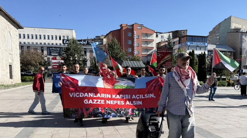 Erzurum'da sağlık&ccedil;ılar Gazze i&ccedil;in sessiz y&uuml;r&uuml;y&uuml;şlerini 136. haftada s&uuml;rd&uuml;rd&uuml;