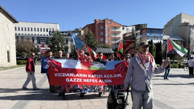Erzurum'da sağlıkçılar Gazze için sessiz yürüyüşlerini 136. haftada sürdürdü