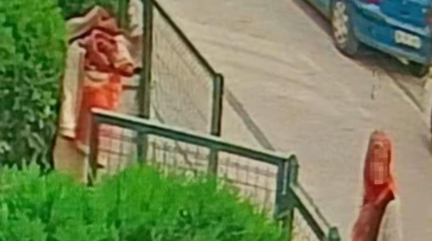 Ankara&rsquo;da battaniye hırsızlığı kameraya yansıdı