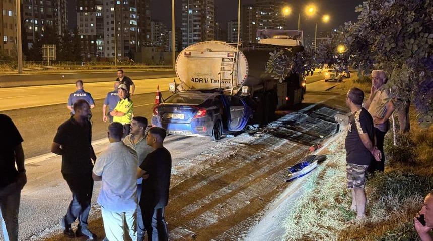 Adana&rsquo;da otomobil tıra &ccedil;arptı: 1 &ouml;l&uuml;, 2 yaralı