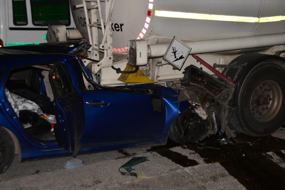 Adana’da otomobil tıra çarptı: 1 ölü, 2 yaralı 2