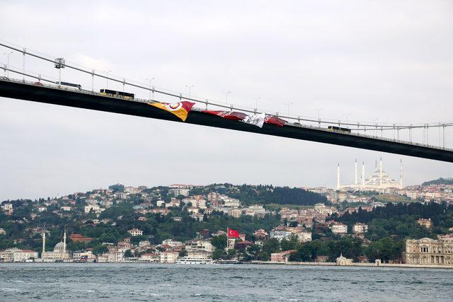 Şampiyon Galatasaray ın bayrağı k&ouml;pr&uuml;ye asıldı 1