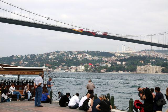 Şampiyon Galatasaray ın bayrağı k&ouml;pr&uuml;ye asıldı 3