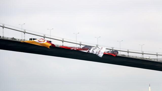 Şampiyon Galatasaray'ın bayrağı köprüye asıldı