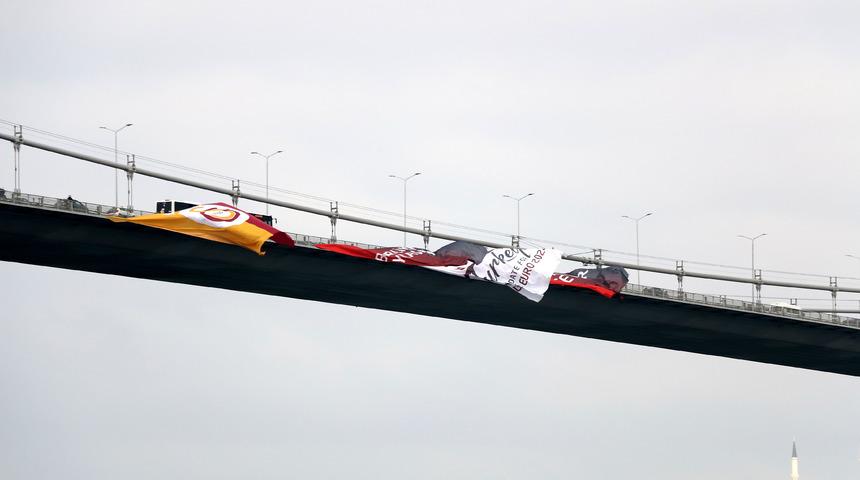 Şampiyon Galatasaray'ın bayrağı k&ouml;pr&uuml;ye asıldı