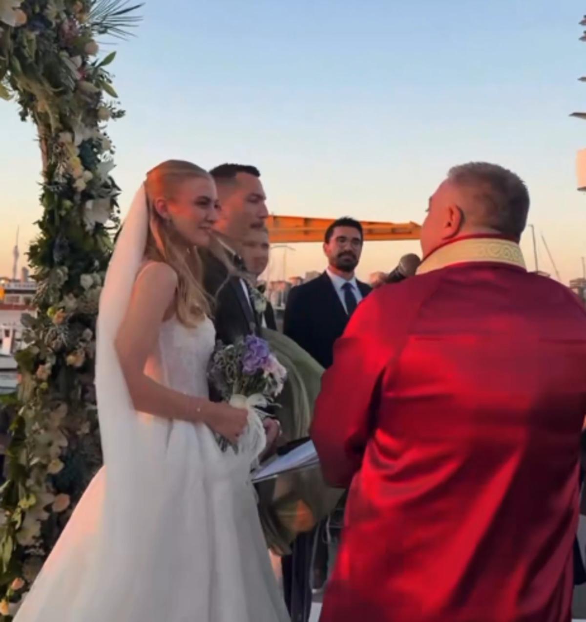 Ogeday Girişken ve Zeynep Yumrutaş evlendi! Survivor yarışmacıları yalnız bırakmadı 1