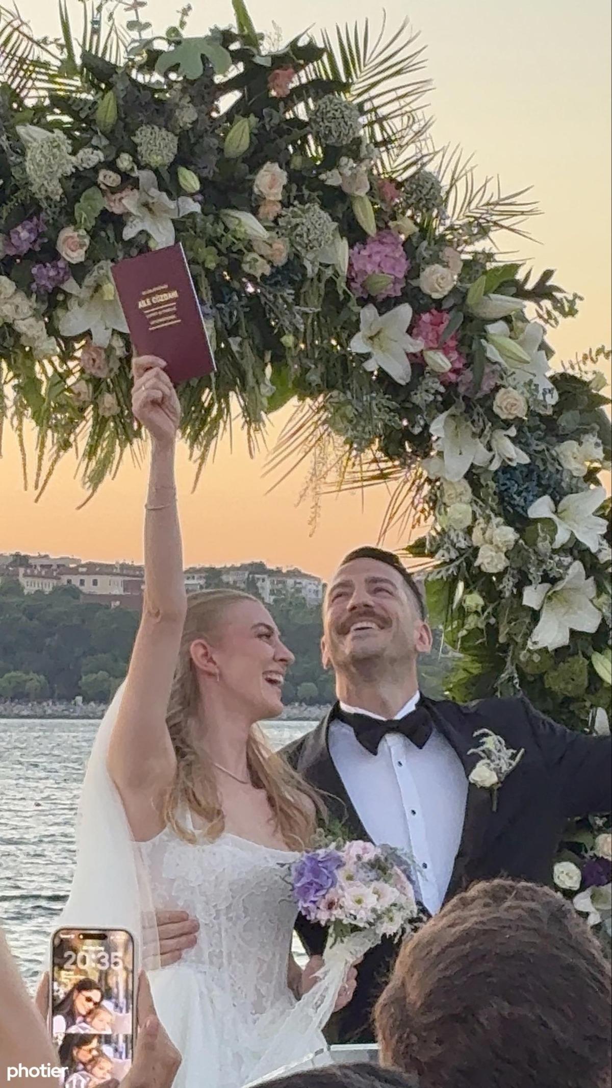 Ogeday Girişken ve Zeynep Yumrutaş evlendi! Survivor yarışmacıları yalnız bırakmadı 4