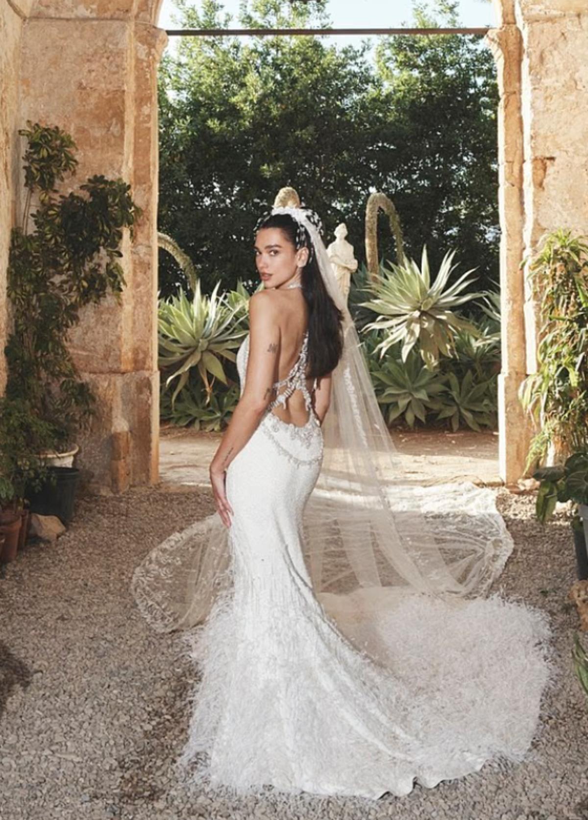 Dua Lipa 2 milyon dolarlık d&uuml;ğ&uuml;n&uuml;nde verdiği pozları paylaştı 1
