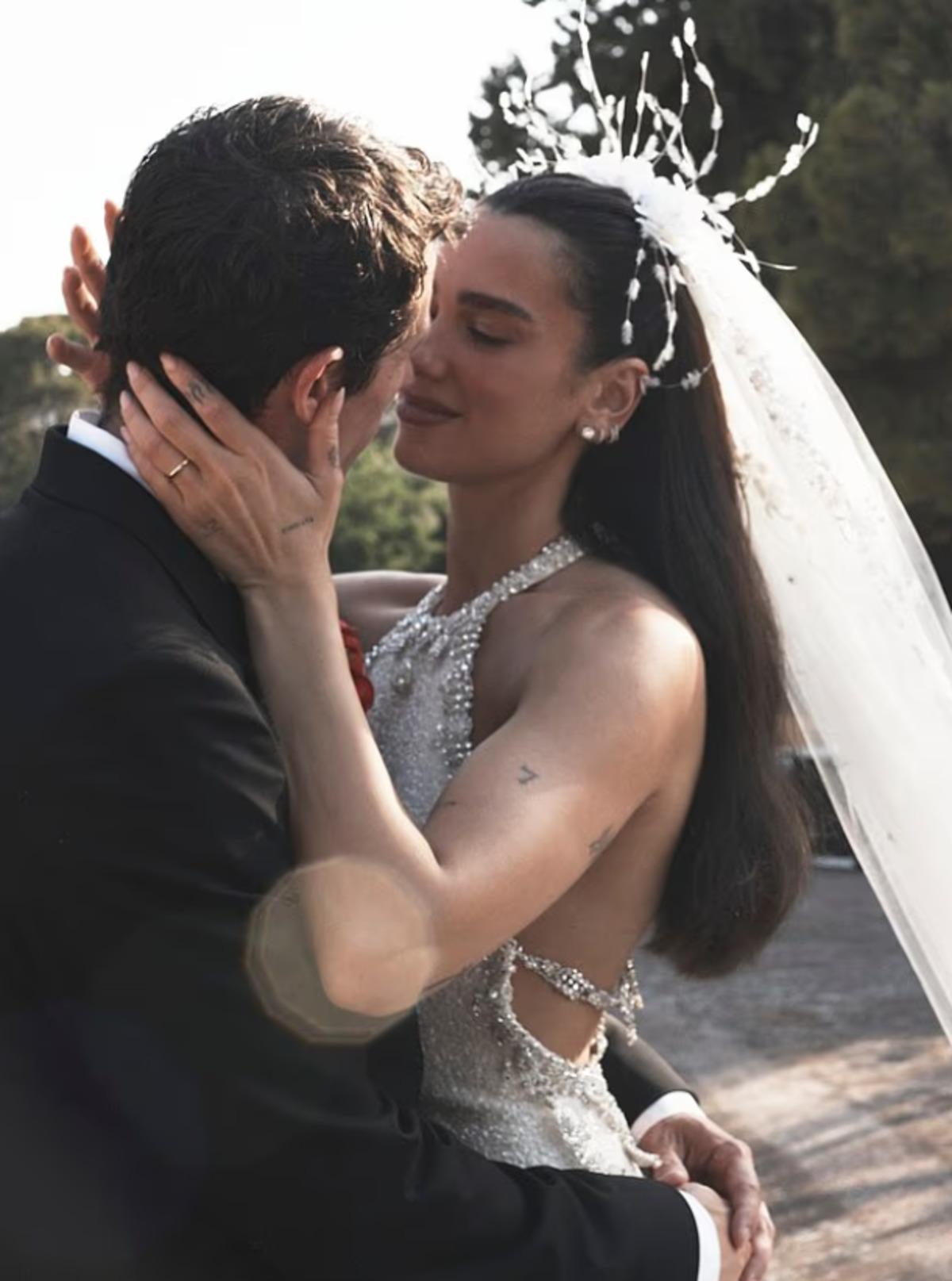Dua Lipa 2 milyon dolarlık d&uuml;ğ&uuml;n&uuml;nde verdiği pozları paylaştı 4