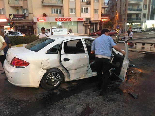 Otomobil motosikletle çarpıştı: 1 ölü, 4 yaralı