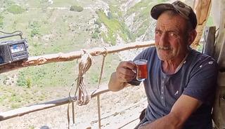 17 yaşından beri dağda tek başına yaşıyor!