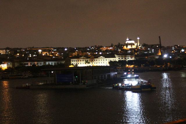 Modern Karaköy İskelesi yerine yerleştirildi