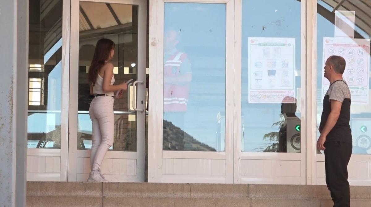 Yurttan YKS manzaraları... Hayaline 1 dakika ile veda etti: Polis ekipleri ve vatandaşlar seferber oldu 2