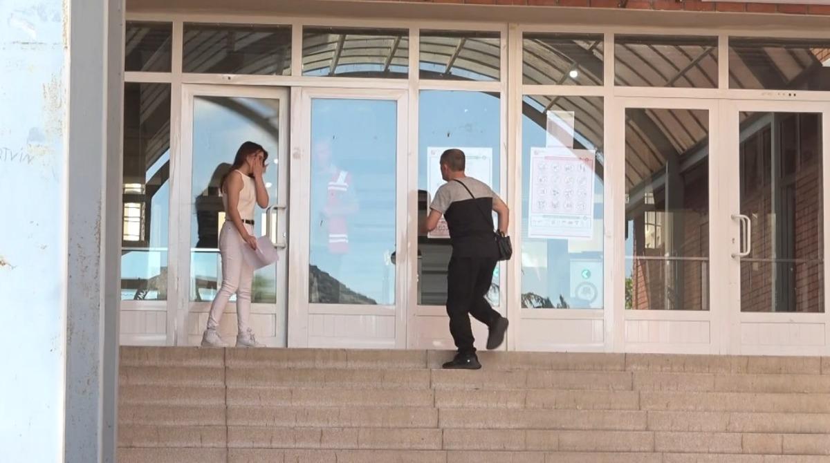 Yurttan YKS manzaraları... Hayaline 1 dakika ile veda etti: Polis ekipleri ve vatandaşlar seferber oldu 3