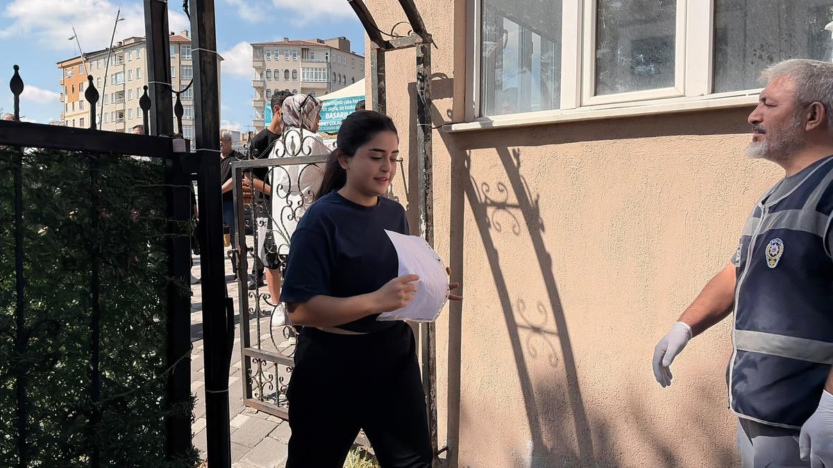 Yurttan YKS manzaraları... Hayaline 1 dakika ile veda etti: Polis ekipleri ve vatandaşlar seferber oldu 4