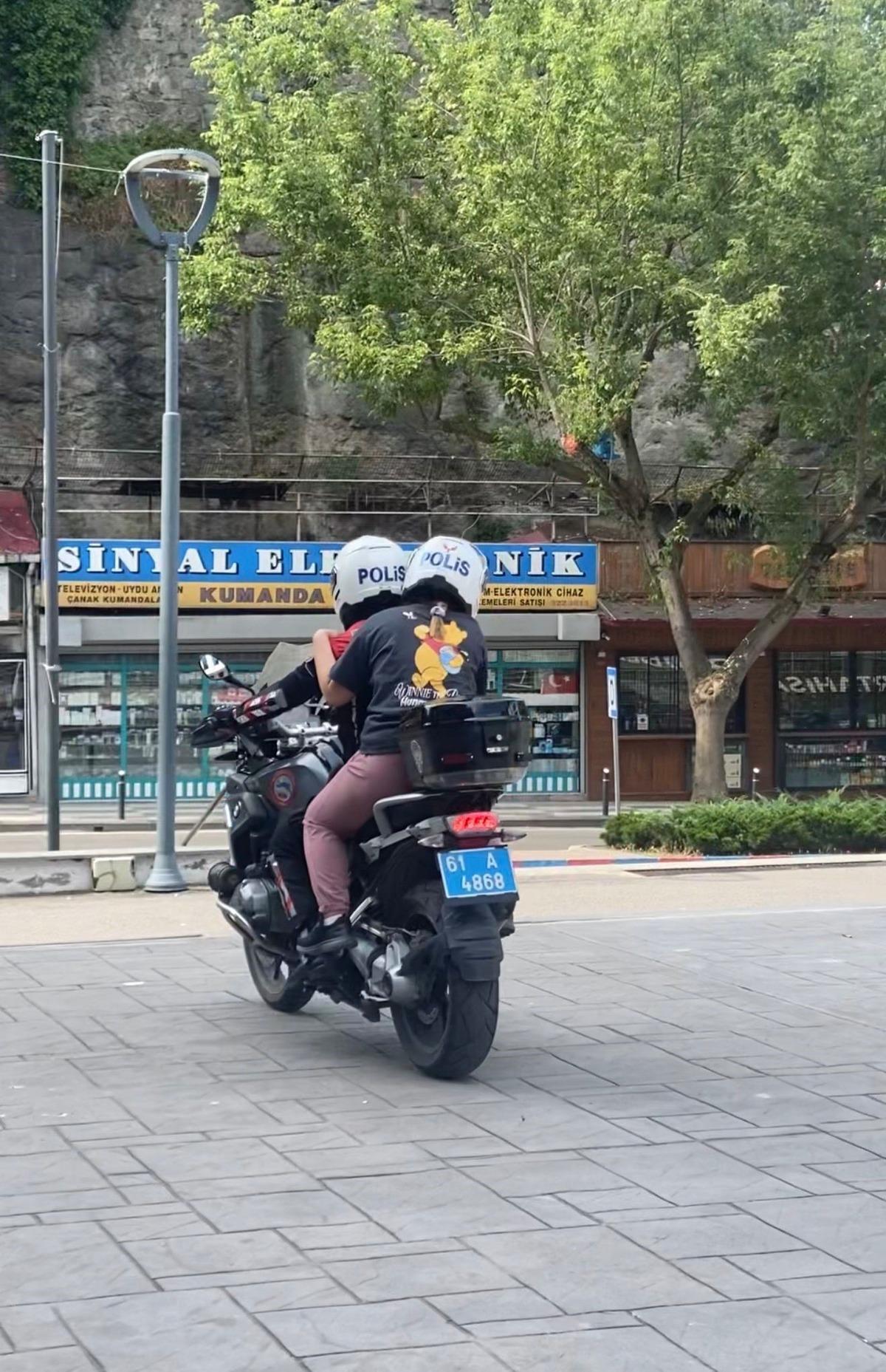 Yurttan YKS manzaraları... Hayaline 1 dakika ile veda etti: Polis ekipleri ve vatandaşlar seferber oldu 8