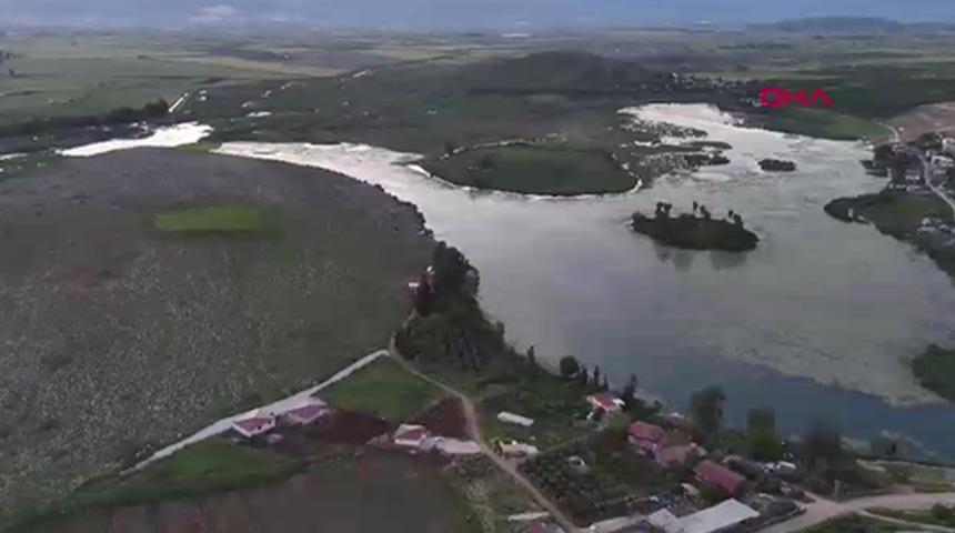 G&ouml;l&uuml;n ortasındaki adada tek başına yaşıyor! Sadece kayıkla ulaşılıyor