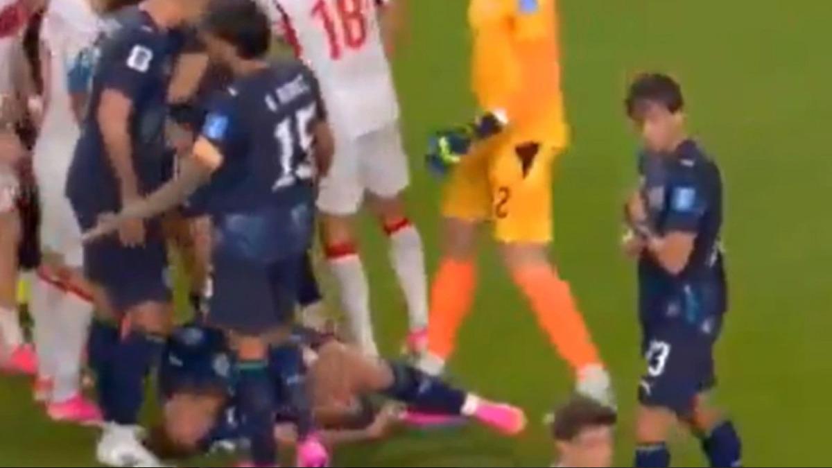 Türkiye maçında eşi benzeri görülmemiş skandal! Hakemin saatini koluna taktı...