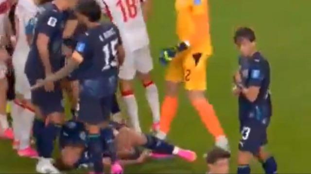 Türkiye maçında eşi benzeri görülmemiş skandal! Hakemin saatini koluna taktı...