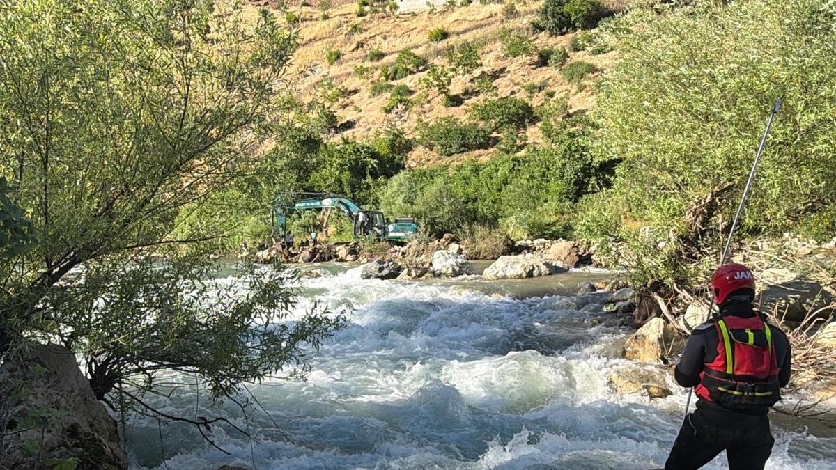 Bingöl'de çayda akıntıya kapılan kişiyi arama çalışmaları sürüyor