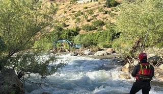 Bing&ouml;l'de &ccedil;ayda akıntıya kapılan kişiyi arama &ccedil;alışmaları s&uuml;r&uuml;yor