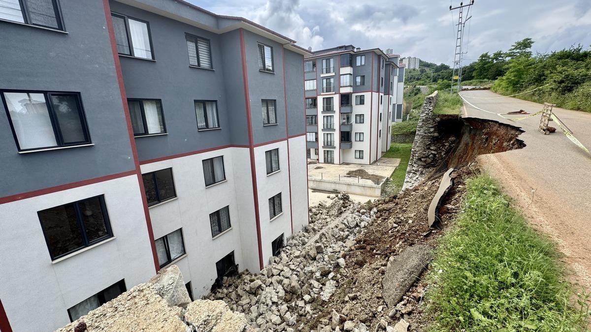 Trabzon'da çöken istinat duvarı 2 daireye zarar verdi