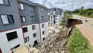 Trabzon'da &ccedil;&ouml;ken istinat duvarı 2 daireye zarar verdi