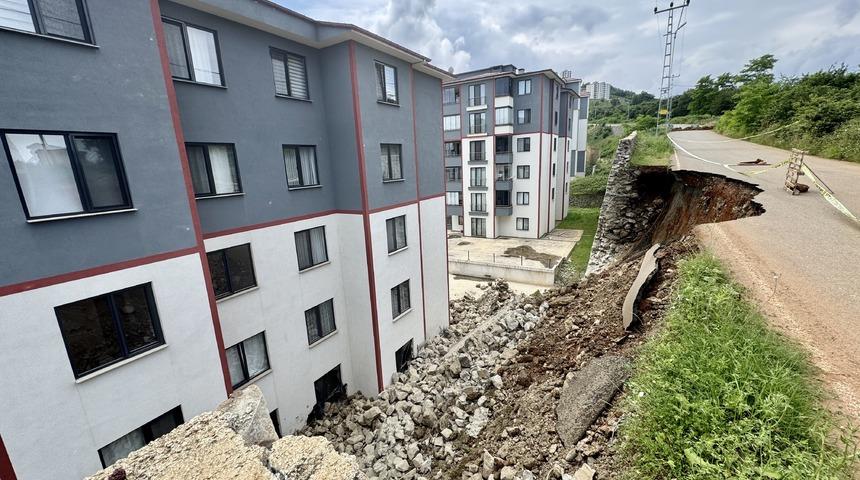 Trabzon'da &ccedil;&ouml;ken istinat duvarı 2 daireye zarar verdi