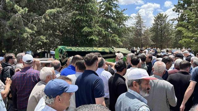 Isparta&rsquo;daki kazada hayatını kaybeden Keziban Baysal son yolculuğuna uğurlandı 1