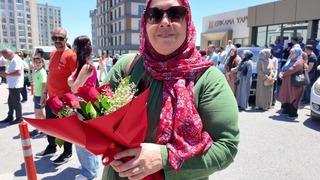 Sınavdan çıkan çocuğunu çiçeklerle karşıladı