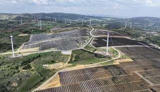 K&uuml;resel yenilenebilir enerji kurulu g&uuml;c&uuml; 2030 hedefinin yarısına yaklaştı