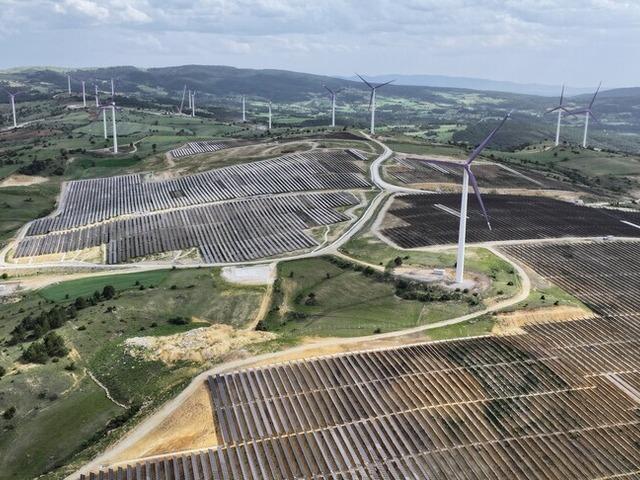 K&uuml;resel yenilenebilir enerji kurulu g&uuml;c&uuml; 2030 hedefinin yarısına yaklaştı