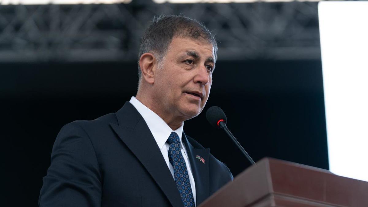 Cemil Tugay ın istifası sonrası o ifade g&uuml;ndem oldu! &Ouml;zg&uuml;r &Ouml;zel den a&ccedil;ıklama: "3 kez aradım..." 1