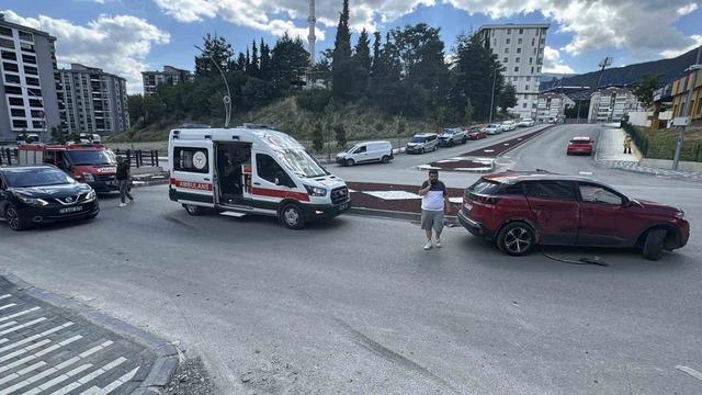 Ehliyetsiz s&uuml;r&uuml;c&uuml;n&uuml;n karıştığı kazada anne ile kızı yaralandı 4