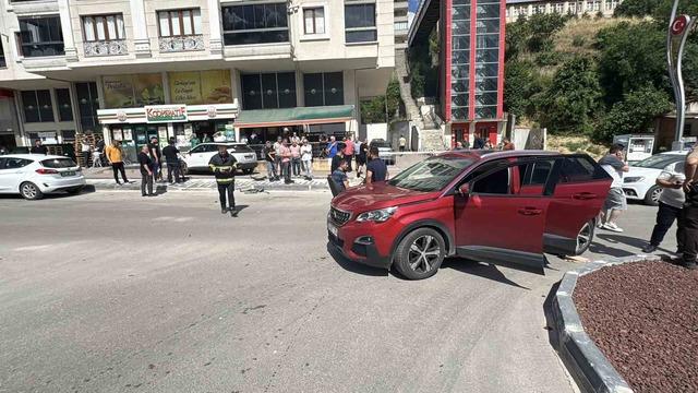 Ehliyetsiz s&uuml;r&uuml;c&uuml;n&uuml;n karıştığı kazada anne ile kızı yaralandı 3