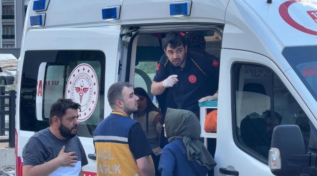 Ehliyetsiz s&uuml;r&uuml;c&uuml;n&uuml;n karıştığı kazada anne ile kızı yaralandı 2