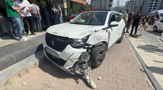 Ehliyetsiz s&uuml;r&uuml;c&uuml;n&uuml;n karıştığı kazada anne ile kızı yaralandı 1