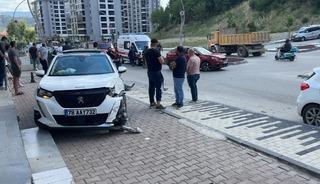 Ehliyetsiz s&uuml;r&uuml;c&uuml;n&uuml;n karıştığı kazada anne ile kızı yaralandı