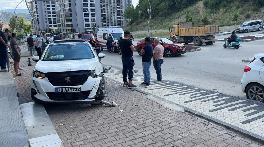 Ehliyetsiz s&uuml;r&uuml;c&uuml;n&uuml;n karıştığı kazada anne ile kızı yaralandı