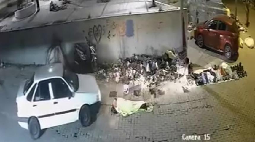 Kaldırımda uyuyanı fark etmedi, &uuml;zerinden otomobille ge&ccedil;ti: O anlar kamerada