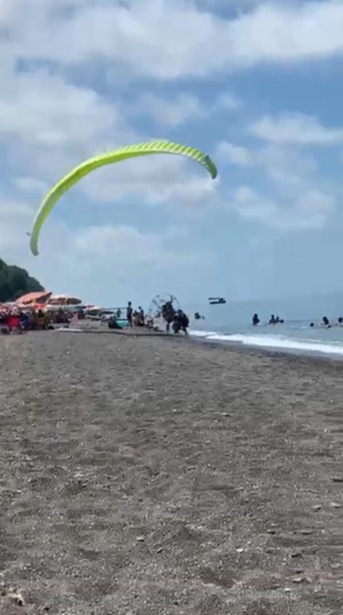 D&uuml;zce de panik anları! Motorlu yama&ccedil; paraş&uuml;t&uuml;yle tatilcilerin arasına daldı 1