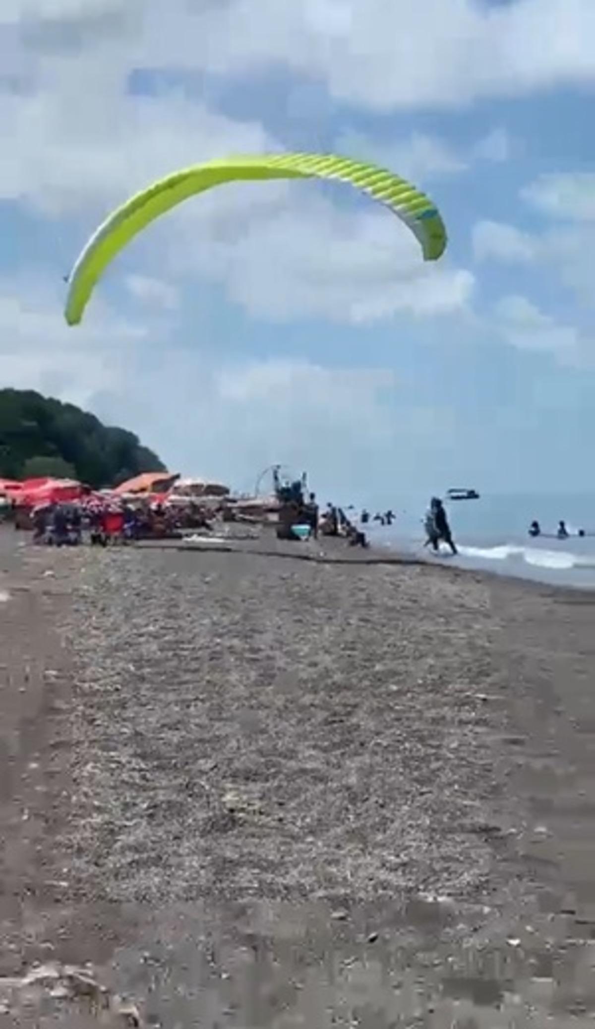 D&uuml;zce de panik anları! Motorlu yama&ccedil; paraş&uuml;t&uuml;yle tatilcilerin arasına daldı 2