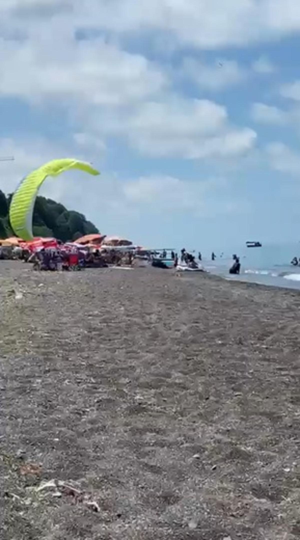 D&uuml;zce de panik anları! Motorlu yama&ccedil; paraş&uuml;t&uuml;yle tatilcilerin arasına daldı 3