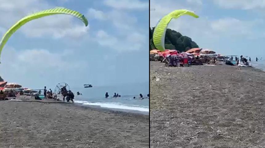 D&uuml;zce'de panik anları! Motorlu yama&ccedil; paraş&uuml;t&uuml;yle tatilcilerin arasına daldı