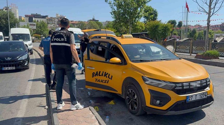 Gaziantep&rsquo;te taksi durağı &ouml;n&uuml;nde bı&ccedil;aklı kavga: 6 yaralı