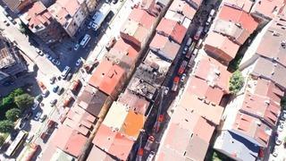 Sultangazi’de 4 katlı binanın çatı katı alev alev yandı