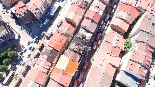 Sultangazi’de 4 katlı binanın çatı katı alev alev yandı