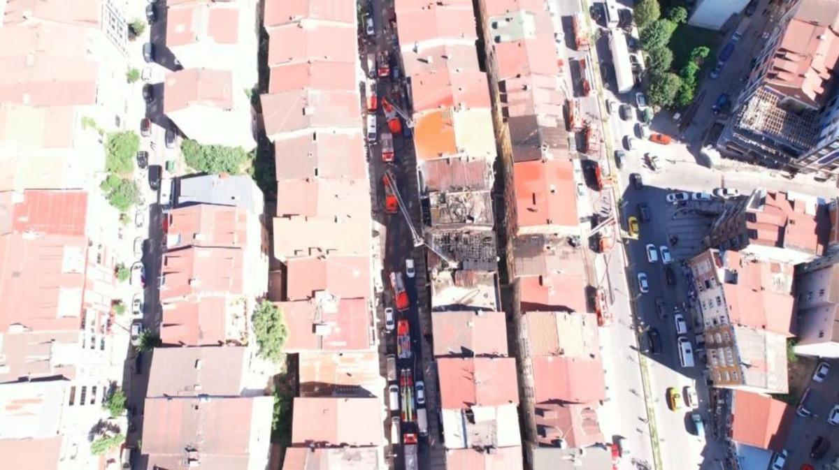 Sultangazi’de 4 katlı binanın çatı katı alev alev yandı 1