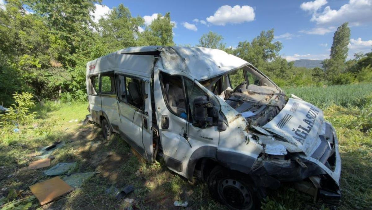 Burdur da minibüs tarlaya uçtu: 8 yaralı 1